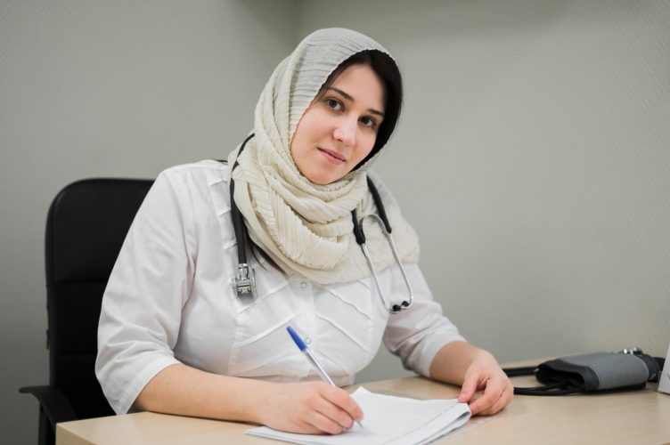 medium-shot-doctor-writing (1)